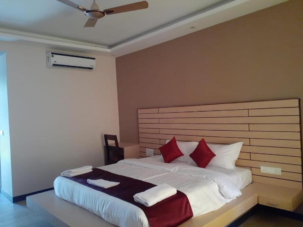 Golden Sands Resort, Morjim Exterior photo
